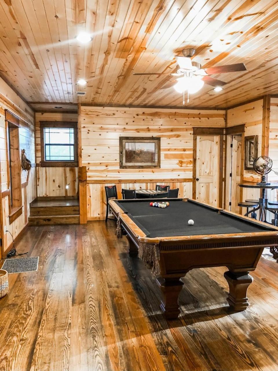 Stone Mountain Lodge 5000sqft 6 Bed Game Room Pool Table Hot Tub