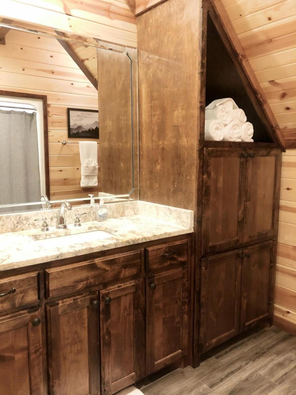 Stone Mountain Lodge 5000sqft 6 Bed Game Room Pool Table Hot Tub