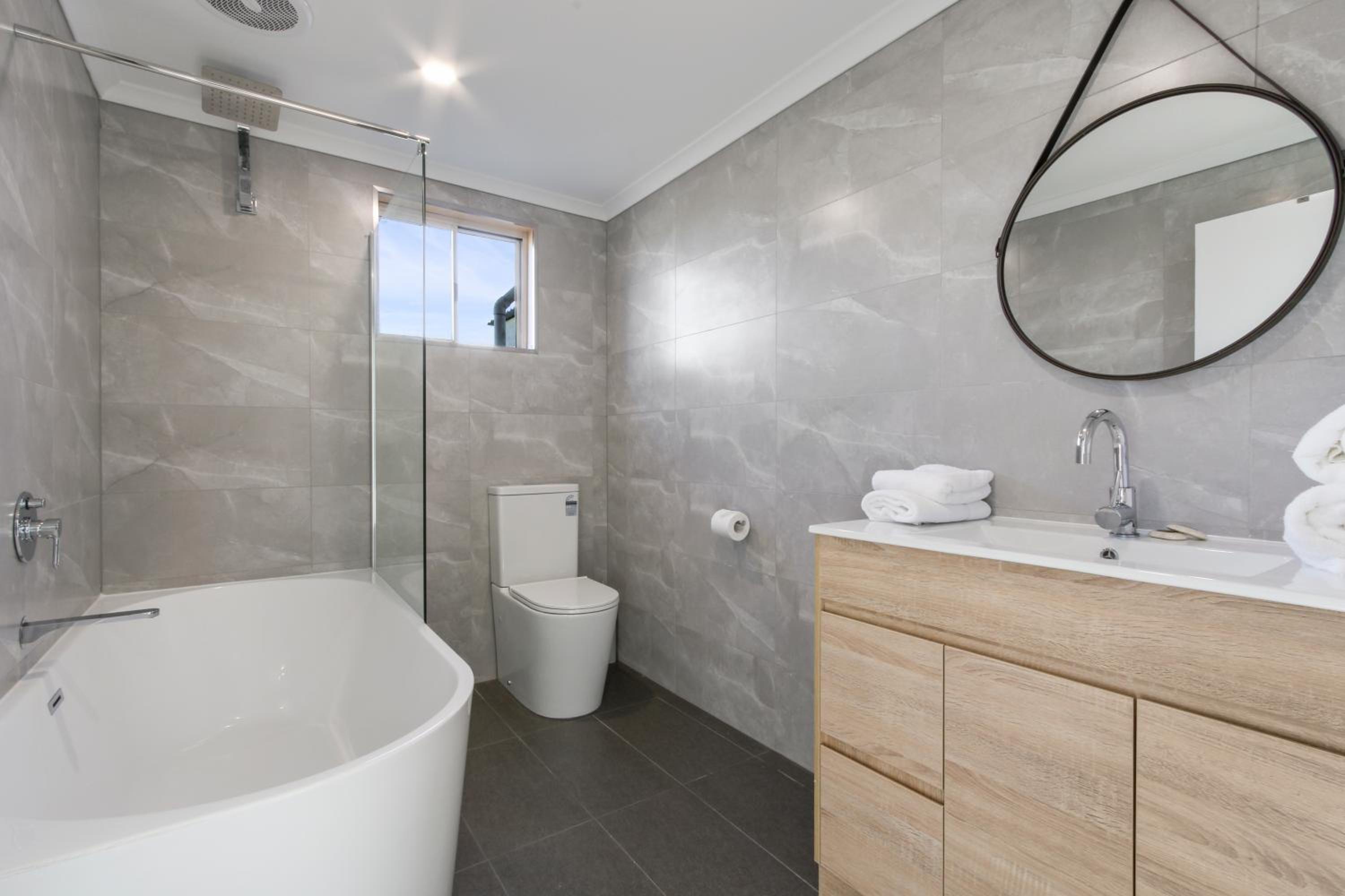 The Beaches on Lakes House - Central Coastal Stay