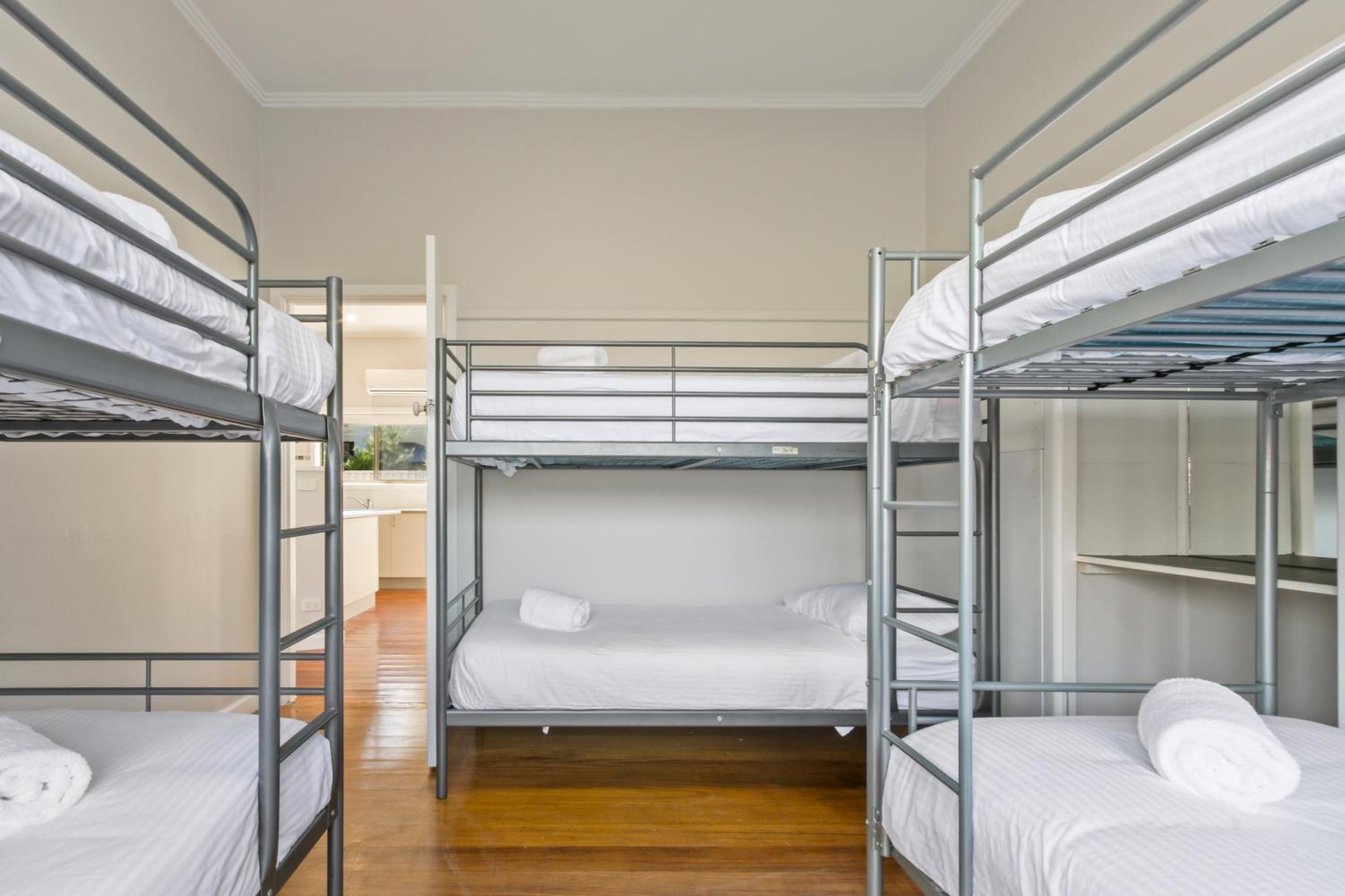The Beaches on Lakes House - Central Coastal Stay