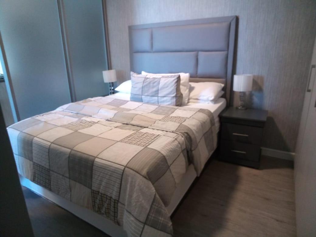 One Perfect Stay Median Rosebank