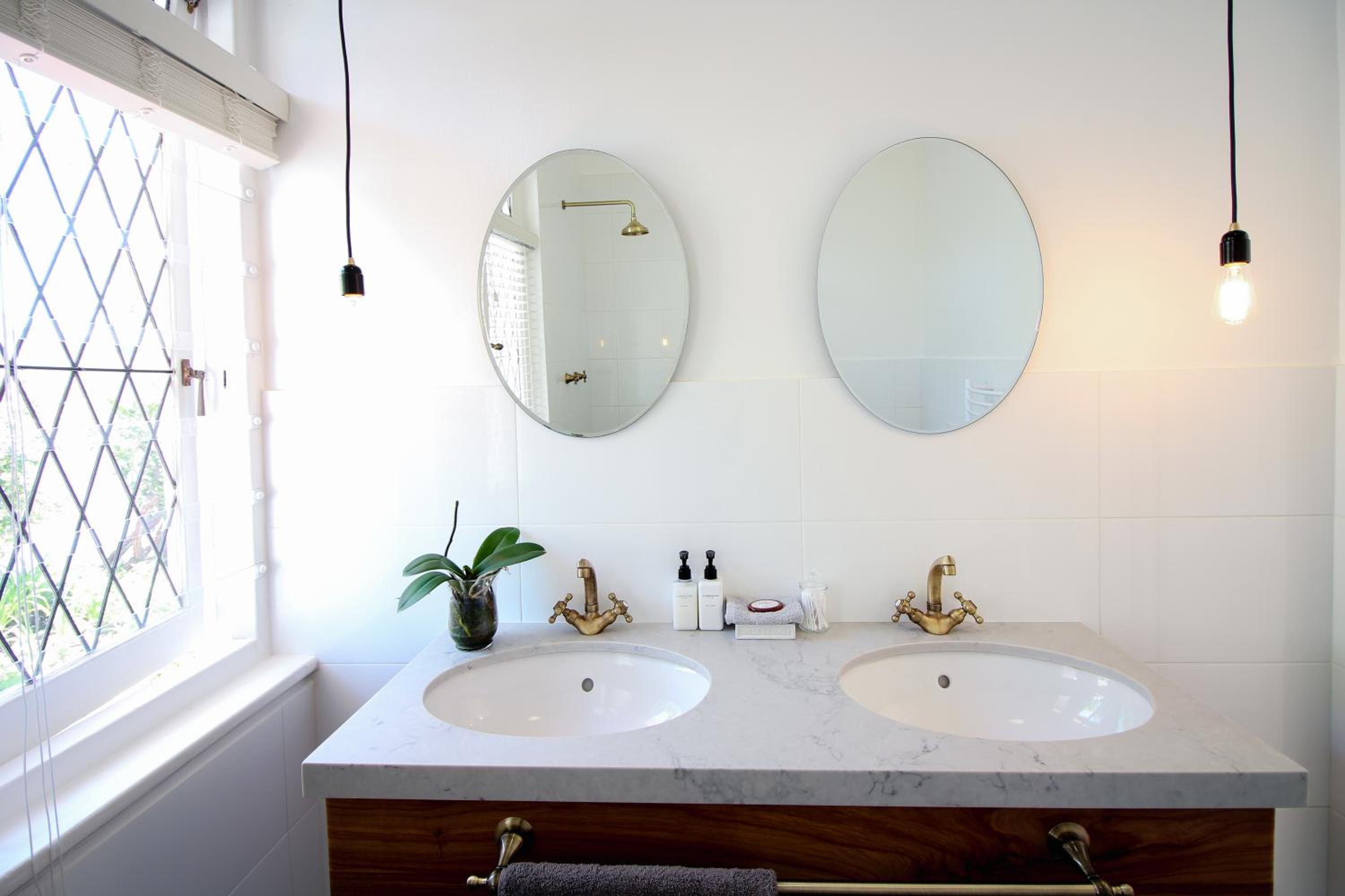 Whispering Oaks Guest House