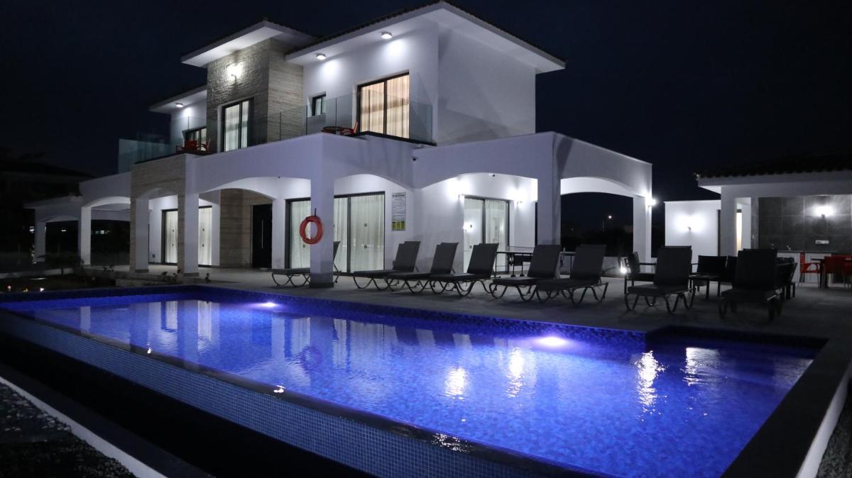 Aretousa Ena by Prestige Bookings view 5