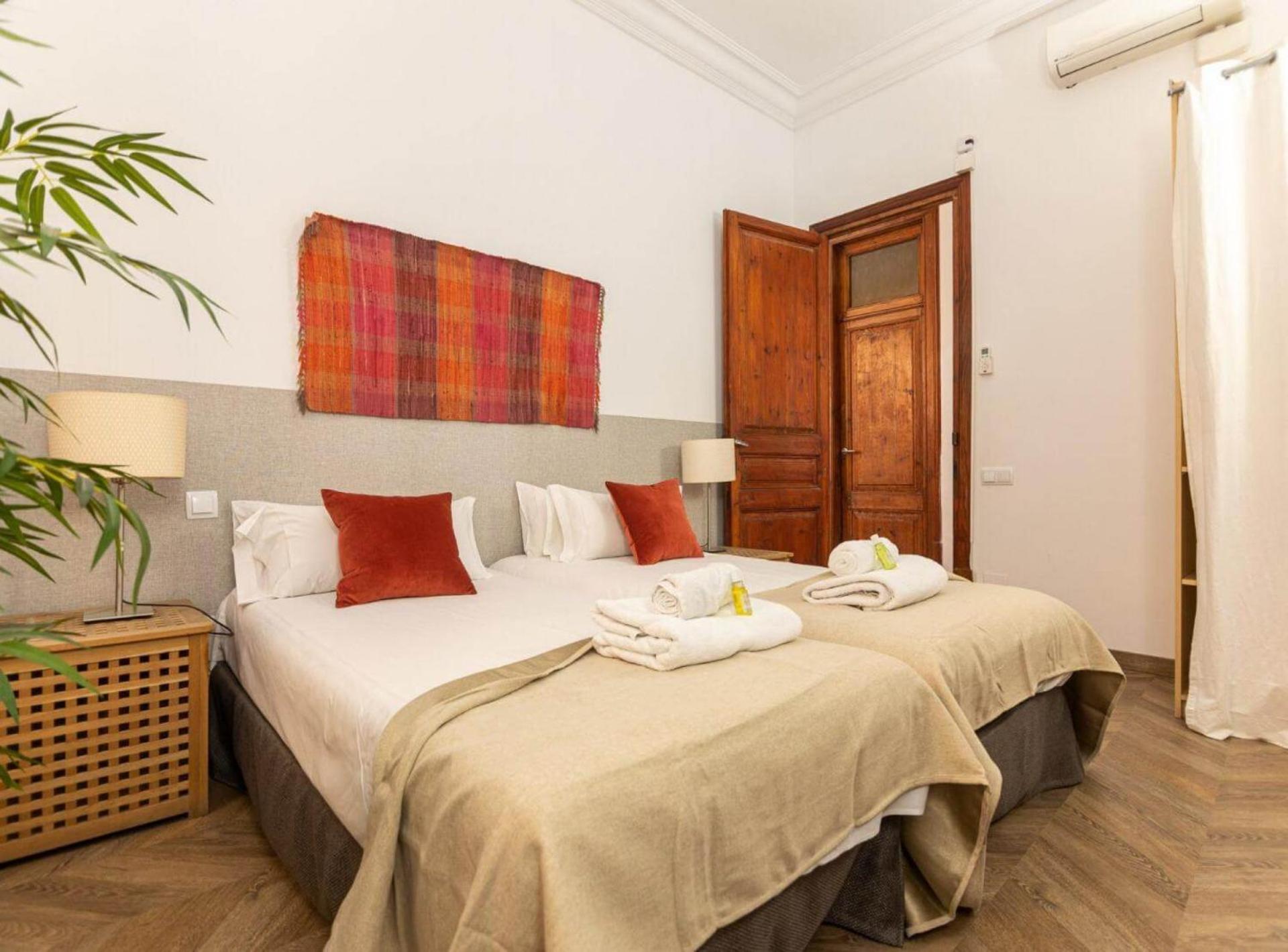 GREAT SPACIOUS APARTMENT IN THE GOTHIC QUARTER
