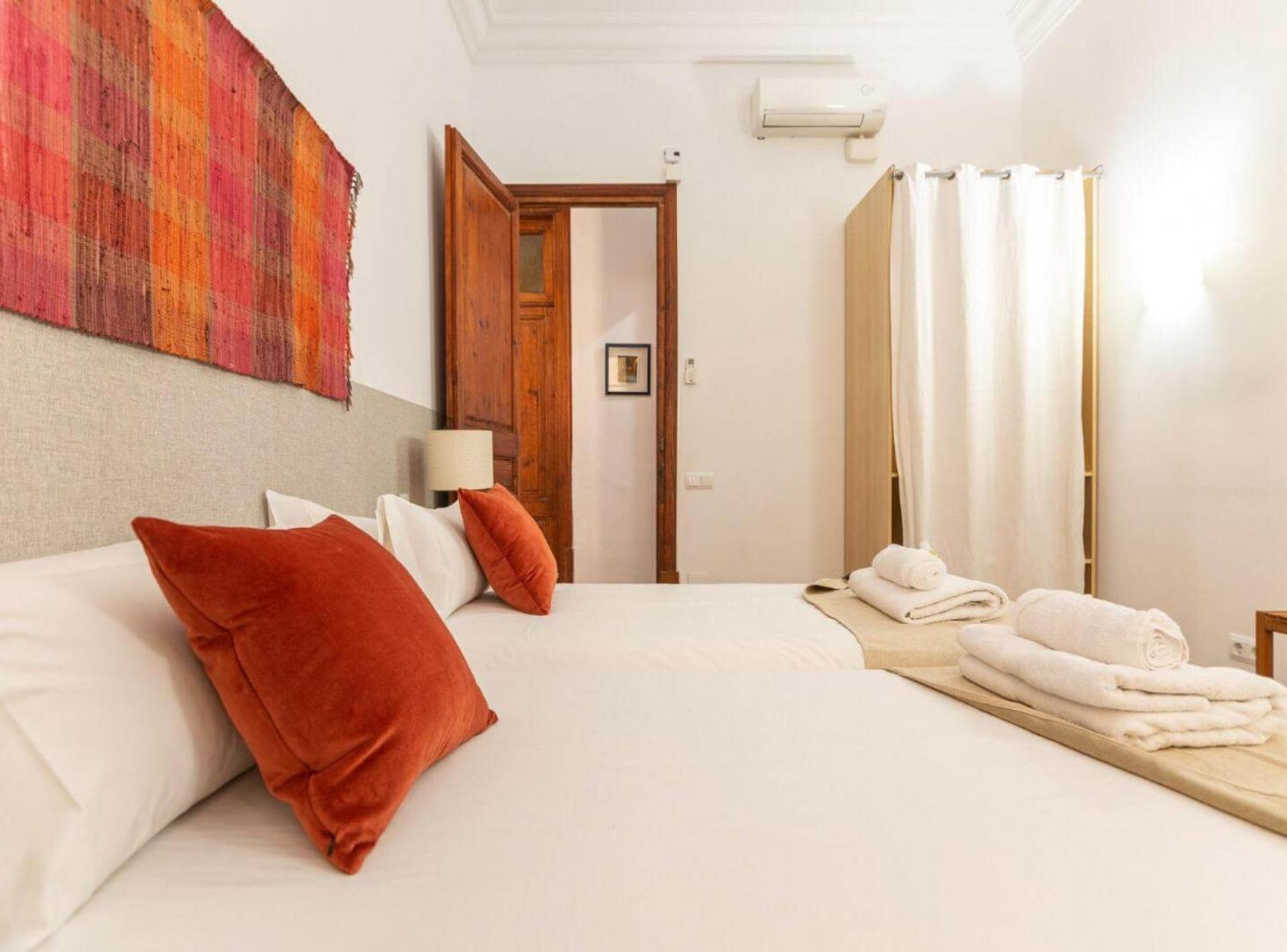 GREAT SPACIOUS APARTMENT IN THE GOTHIC QUARTER