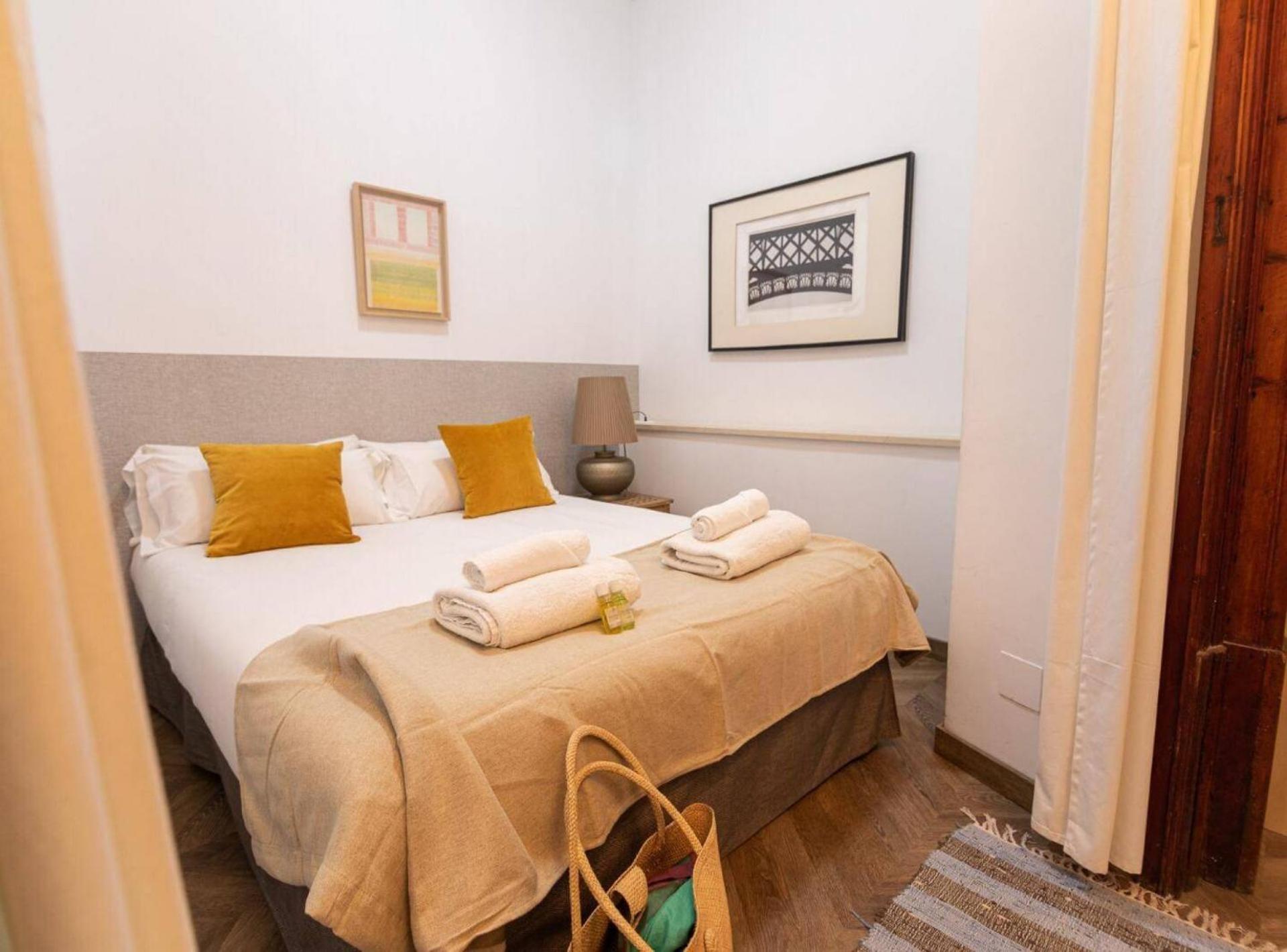 GREAT SPACIOUS APARTMENT IN THE GOTHIC QUARTER
