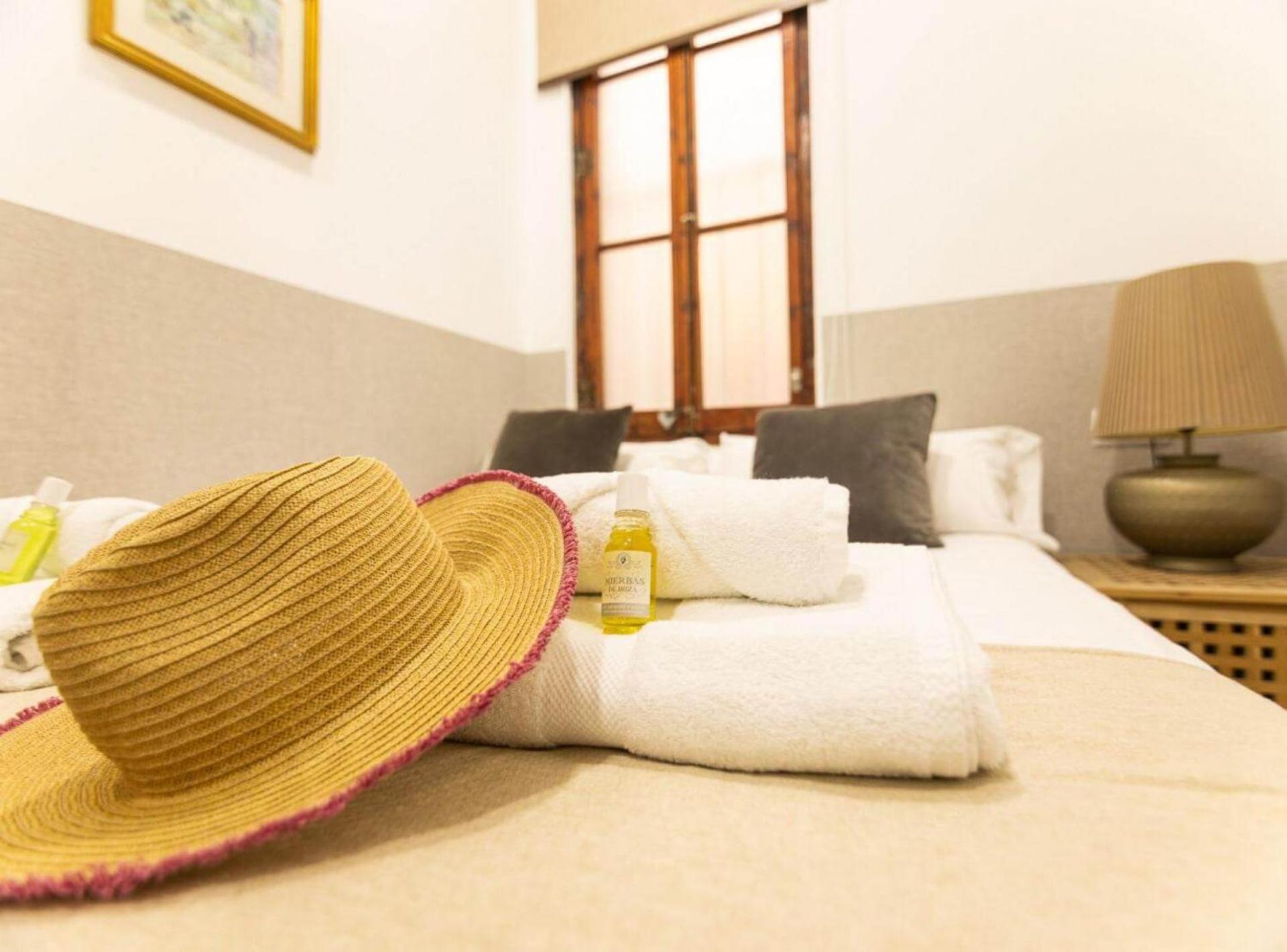 GREAT SPACIOUS APARTMENT IN THE GOTHIC QUARTER