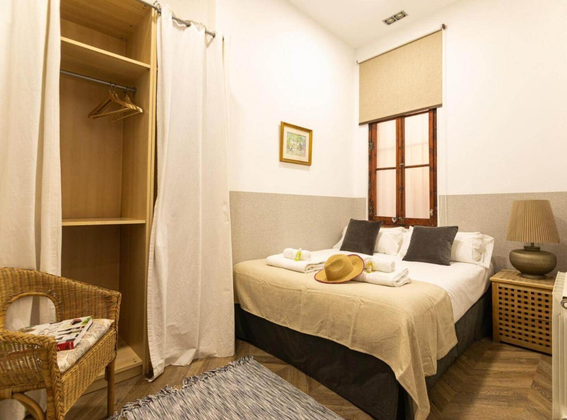 GREAT SPACIOUS APARTMENT IN THE GOTHIC QUARTER