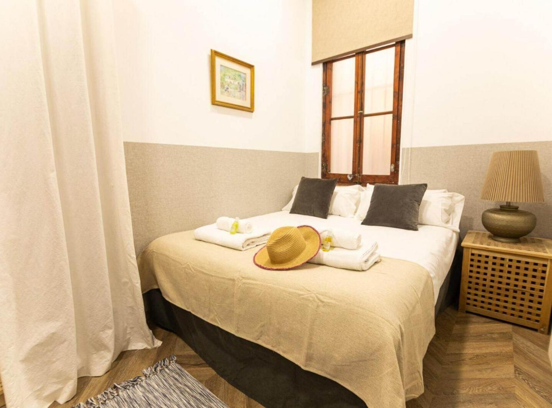GREAT SPACIOUS APARTMENT IN THE GOTHIC QUARTER