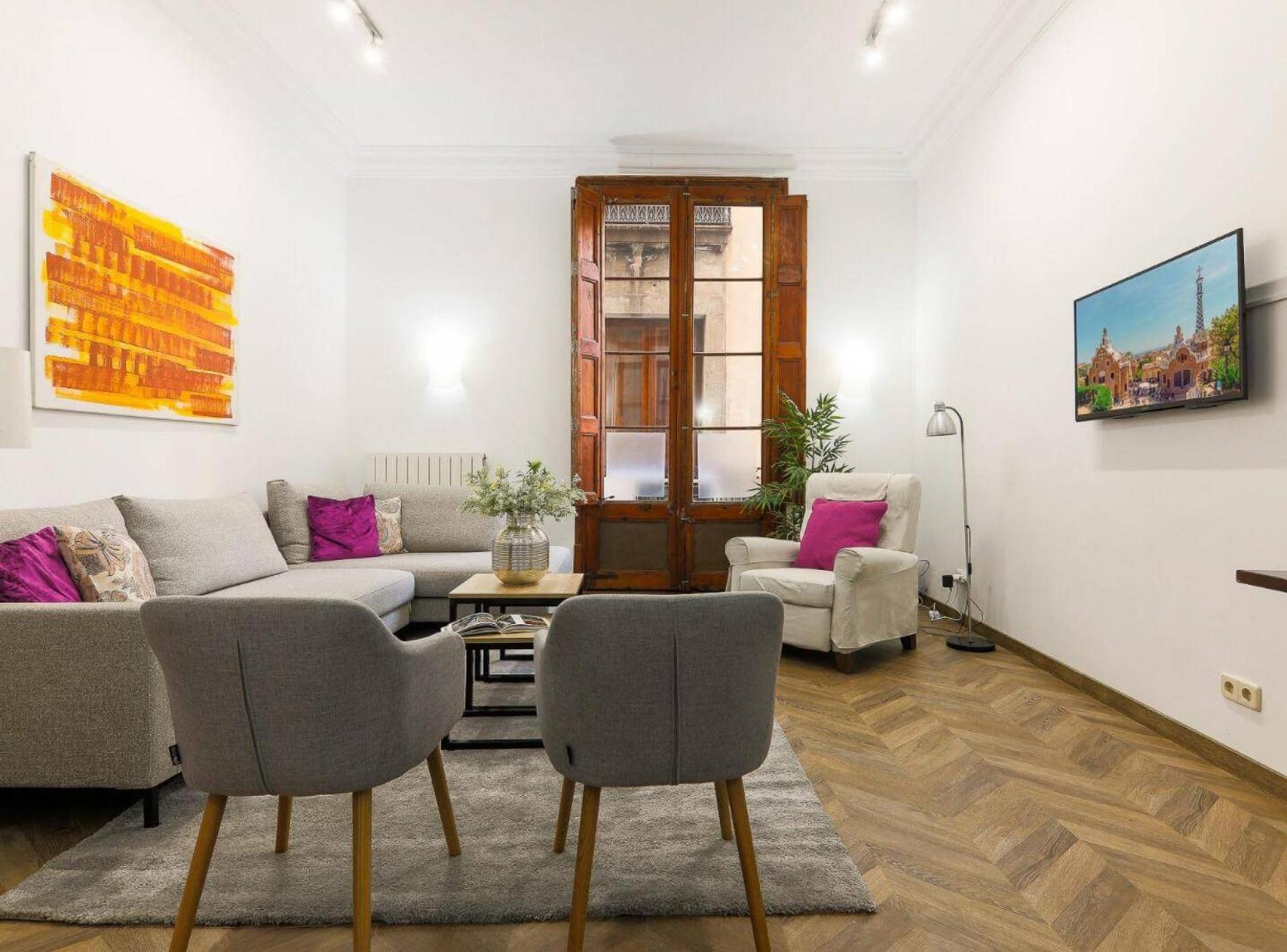 GREAT SPACIOUS APARTMENT IN THE GOTHIC QUARTER