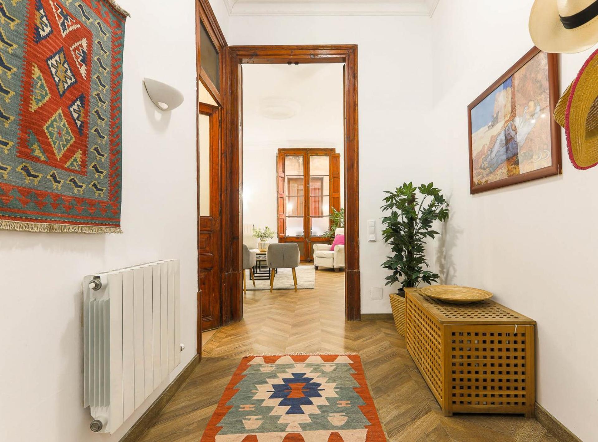 GREAT SPACIOUS APARTMENT IN THE GOTHIC QUARTER