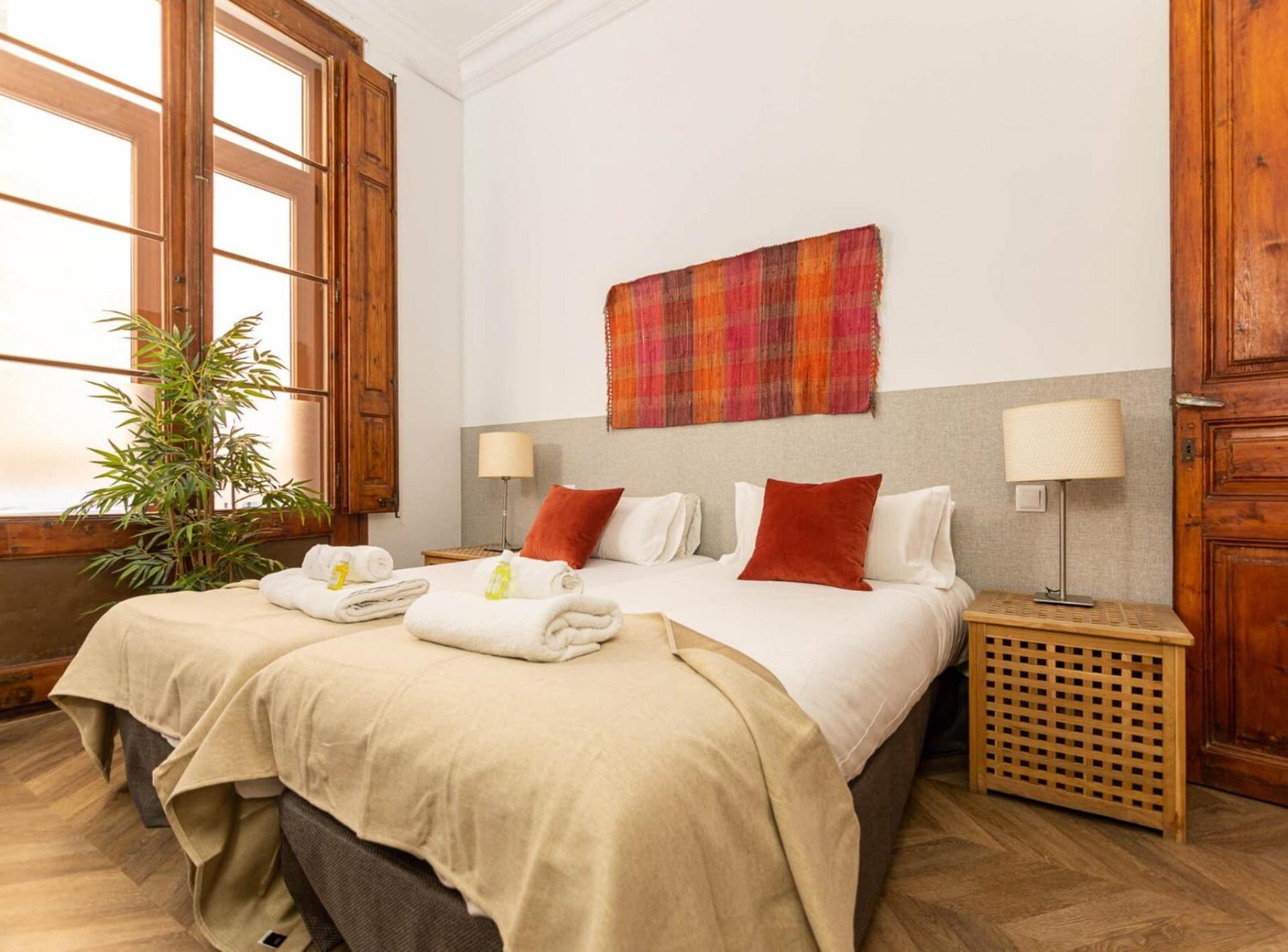 GREAT SPACIOUS APARTMENT IN THE GOTHIC QUARTER
