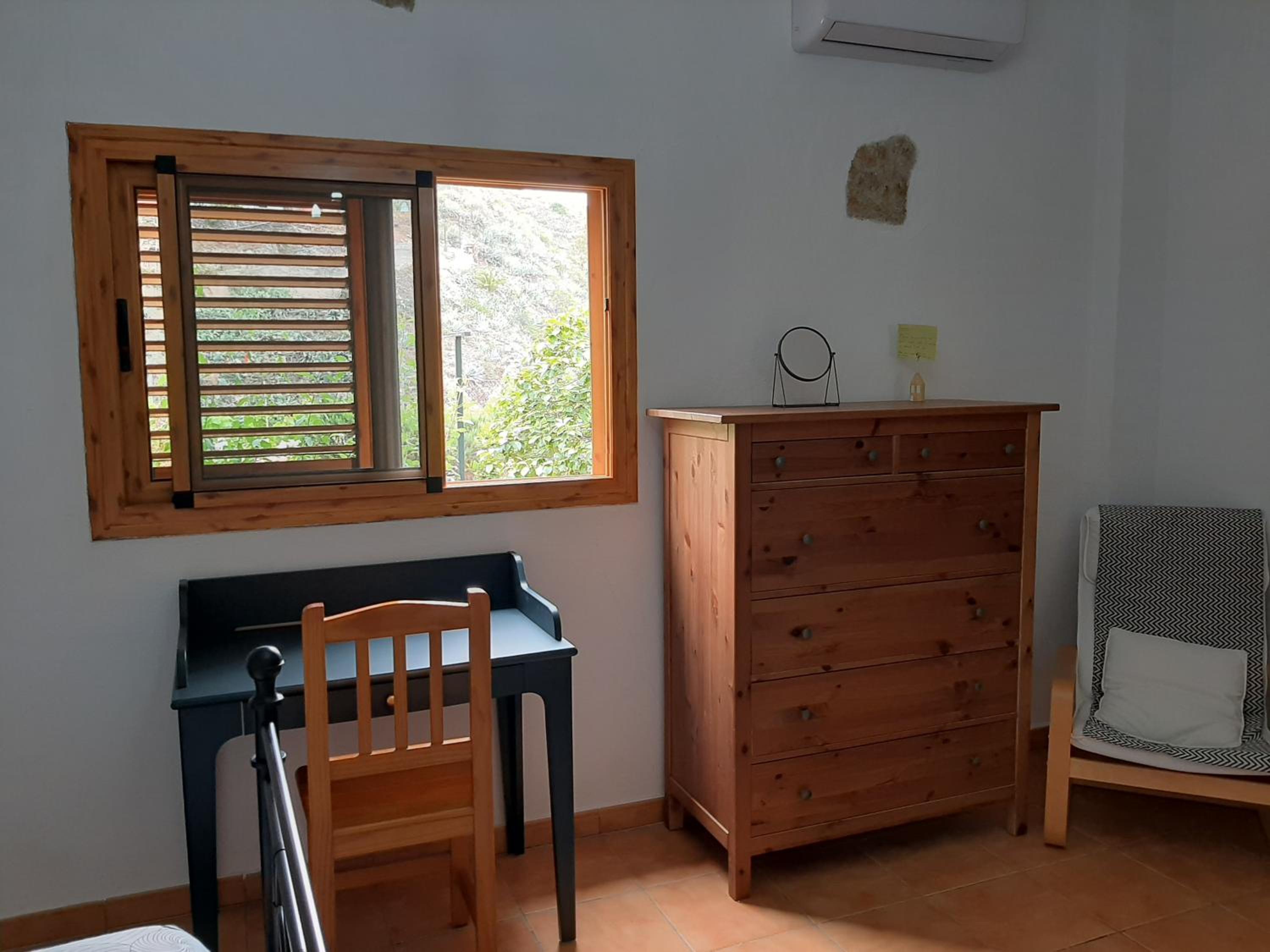 Peaceful house set on a vineyard & work friendly view 3
