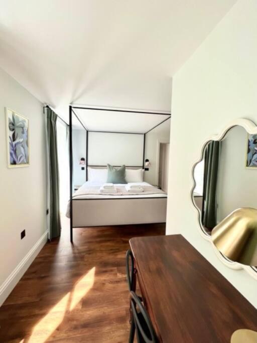 Redland Suites - Apartment 1 view 3