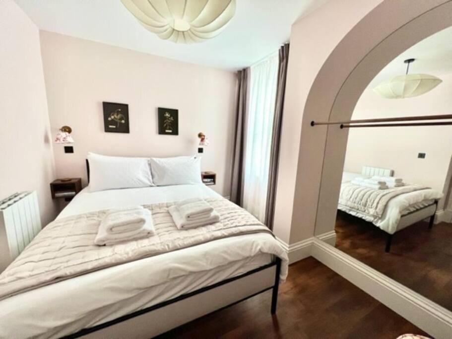 Redland Suites - Apartment 3 view 2