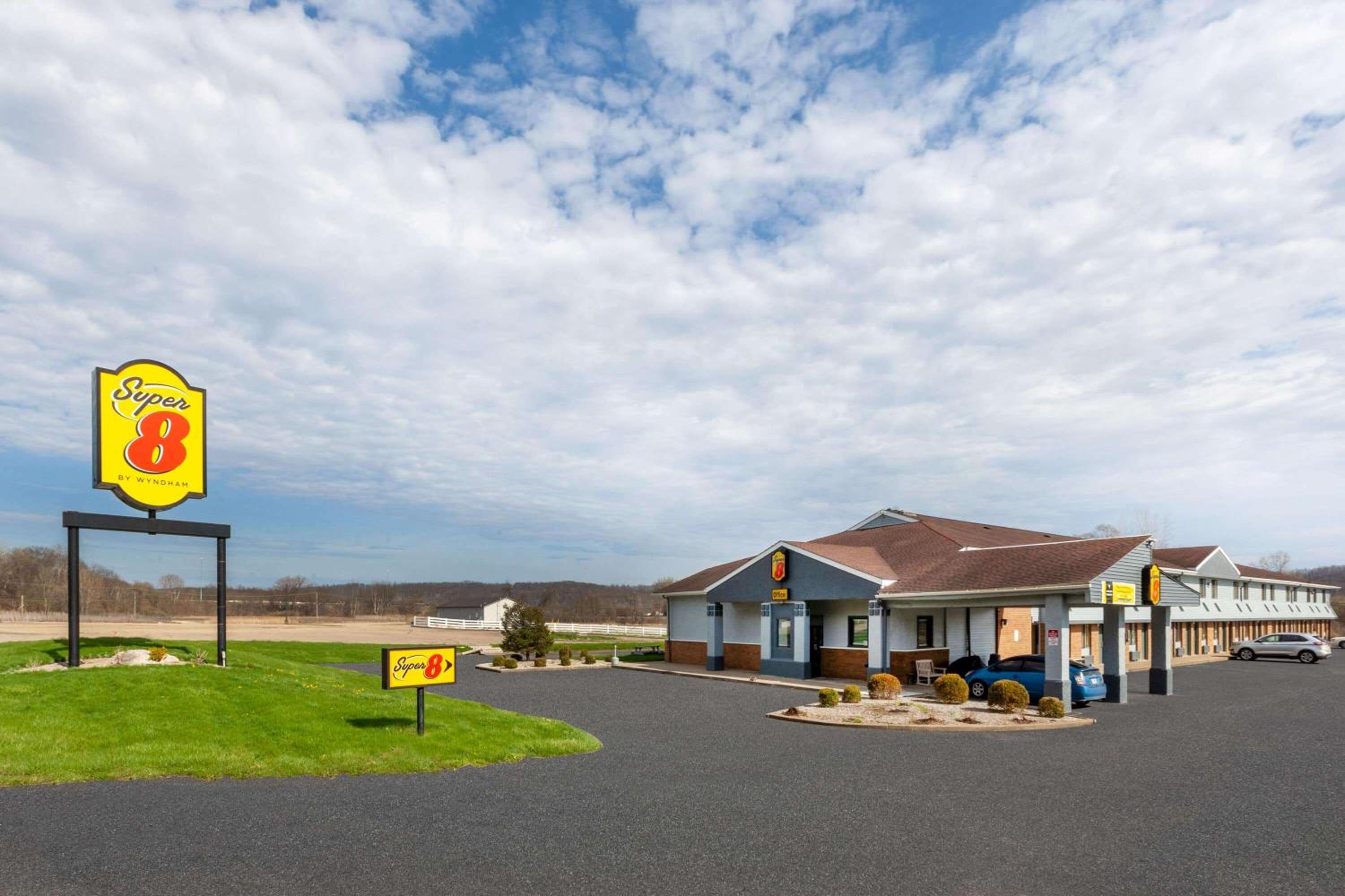 Super 8 by Wyndham Newcomerstown view 2