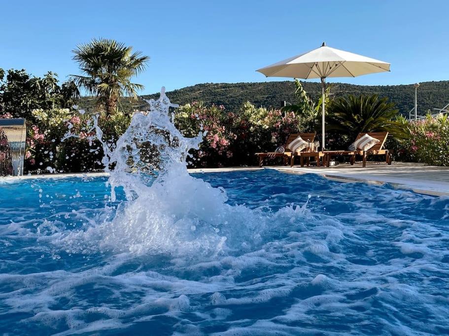 Villa Ludilo mit 4 Apartments in Poljica - Marina bei Trogir Split