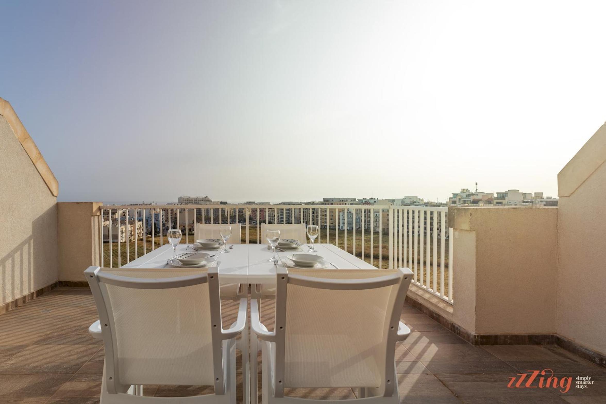 Sunny Penthouse wTerrace and Open Views photo 2