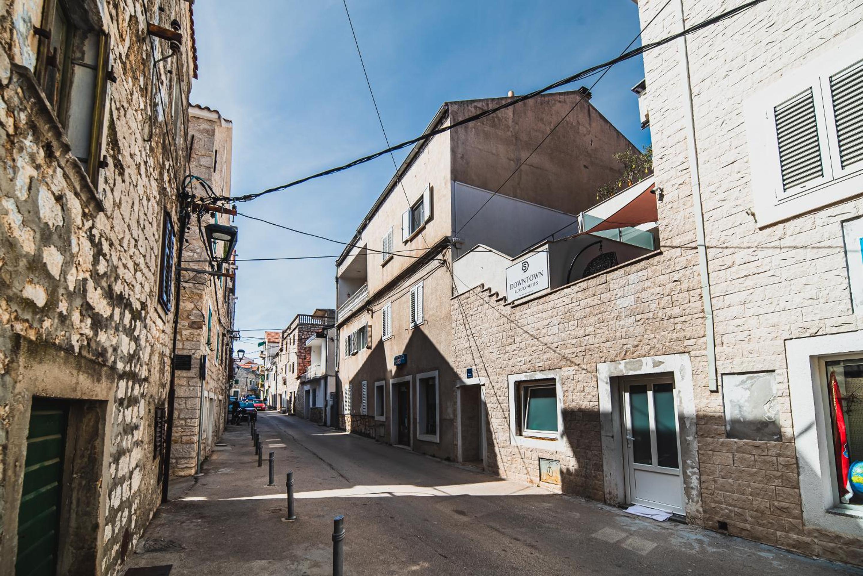 Hotel Downtown Luxury Apartments with Hot Tub - Image 1