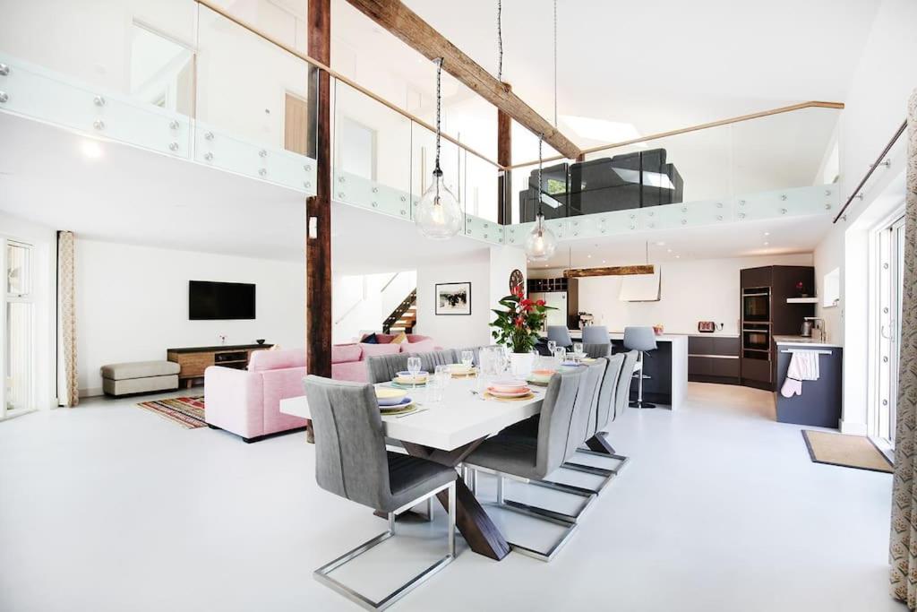 The Pole Barn - Stunning, High Spec Barn Conversion view 3