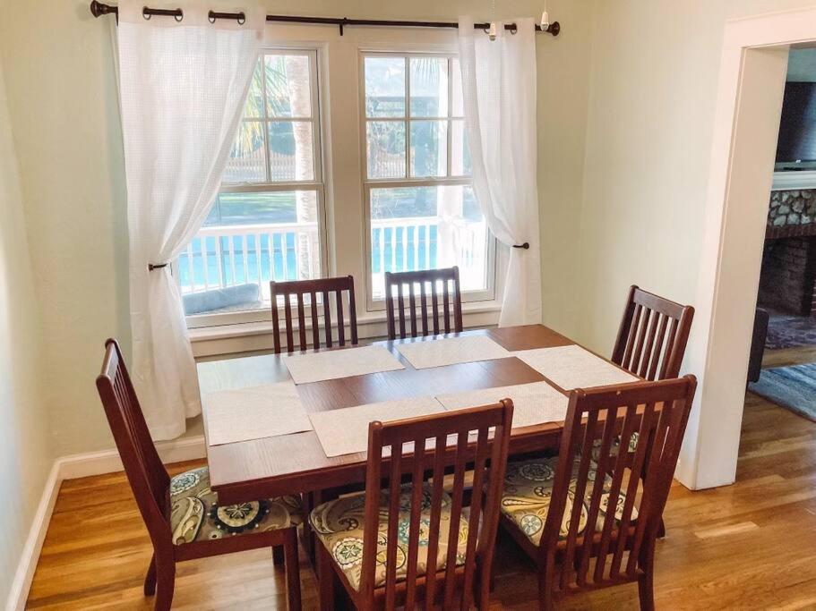 University House - 8 Bedrooms Walk to UF / Stadium
