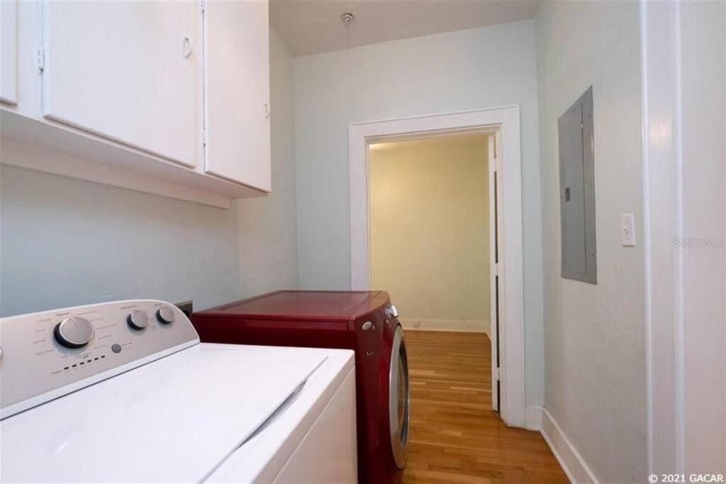 University House - 8 Bedrooms Walk to UF / Stadium