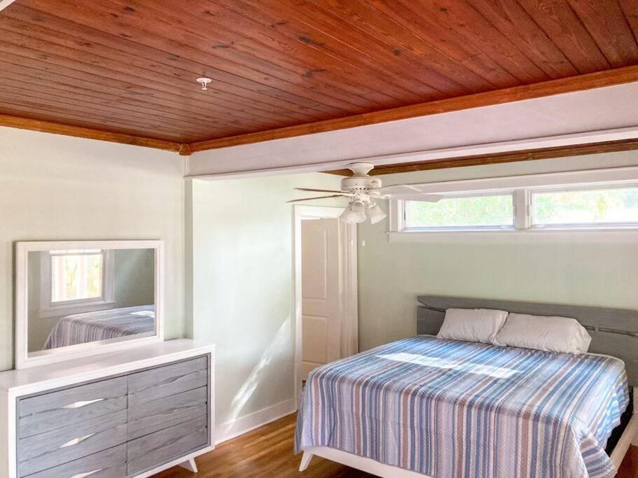 University House - 8 Bedrooms Walk to UF / Stadium