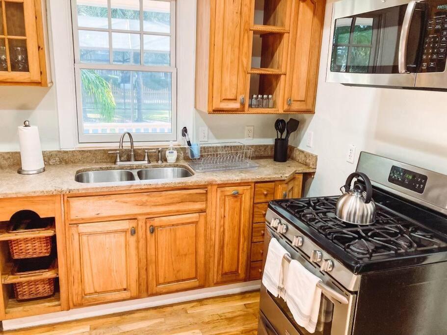 University House - 8 Bedrooms Walk to UF / Stadium