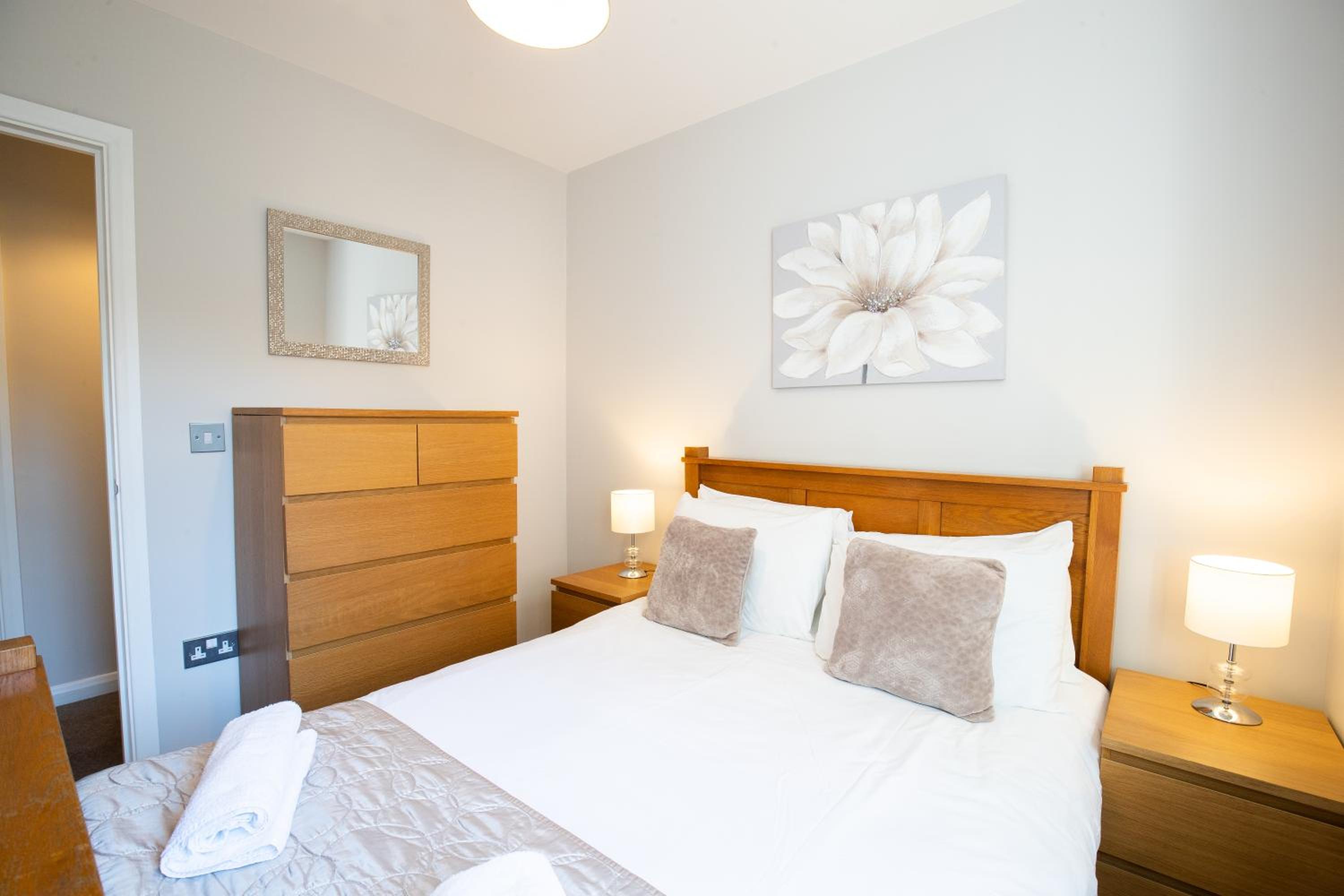 Velvet 2-bedroom apartment, Brewery Road, Hoddesdon view 5