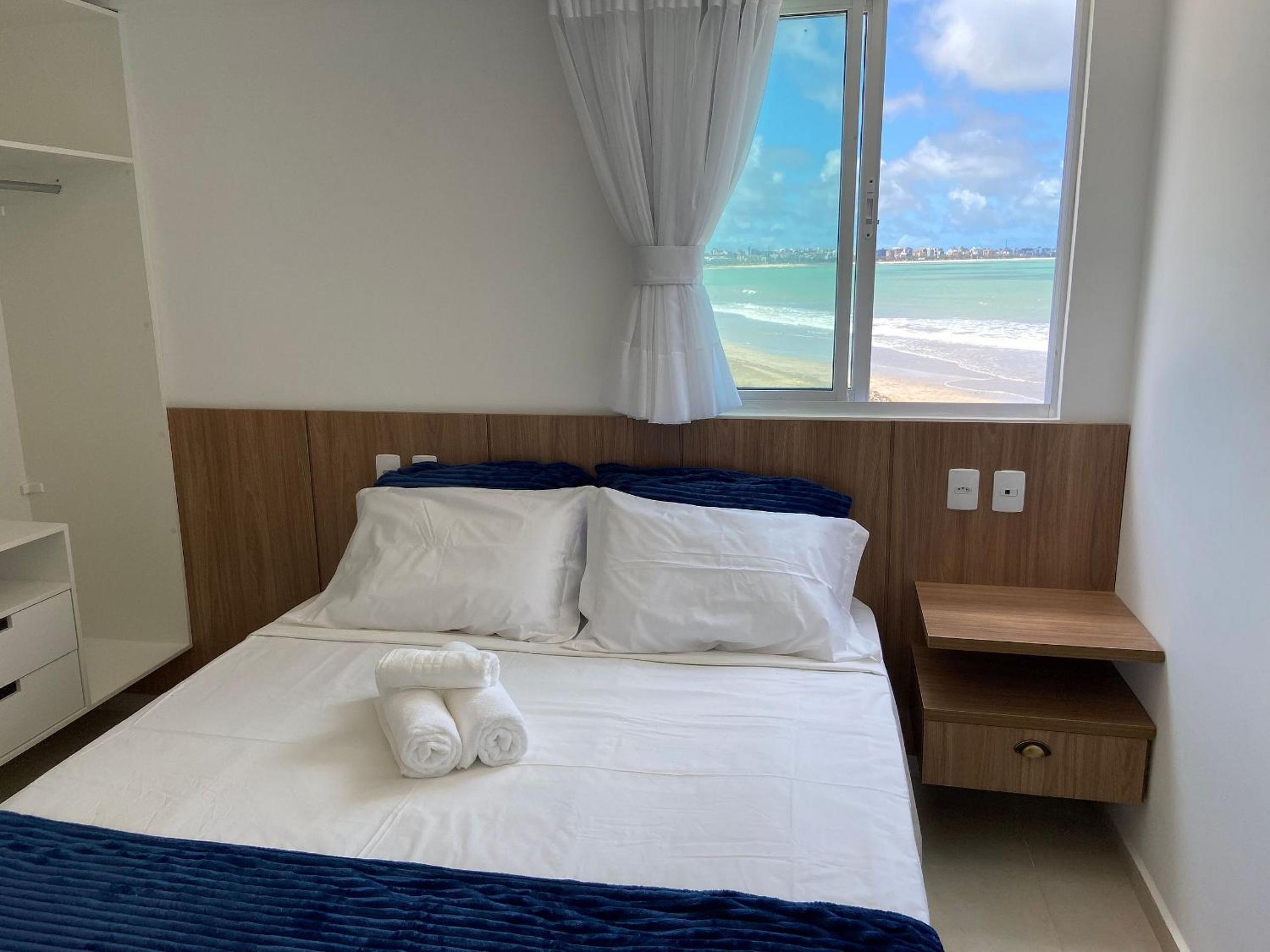 Bela Hospedagem – 2-Bedroom Suite Flat with Wi-Fi – Beachfront in Bessa