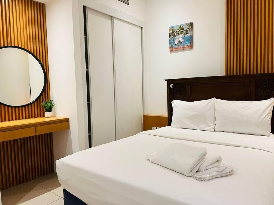 High Floor with city skyline & Burj khalifa view 3 bedroom unit marina