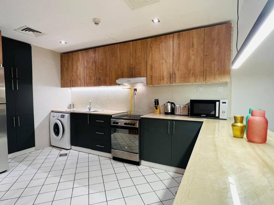 High Floor with city skyline & Burj khalifa view 3 bedroom unit marina