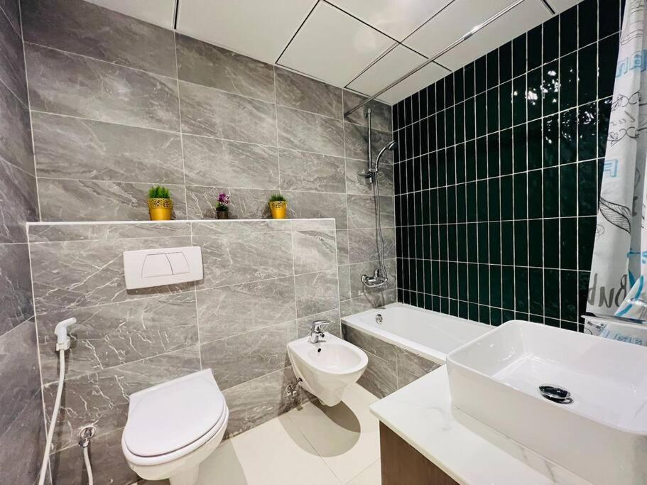 High Floor with city skyline & Burj khalifa view 3 bedroom unit marina