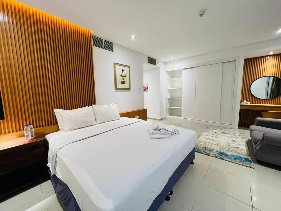 High Floor with city skyline & Burj khalifa view 3 bedroom unit marina
