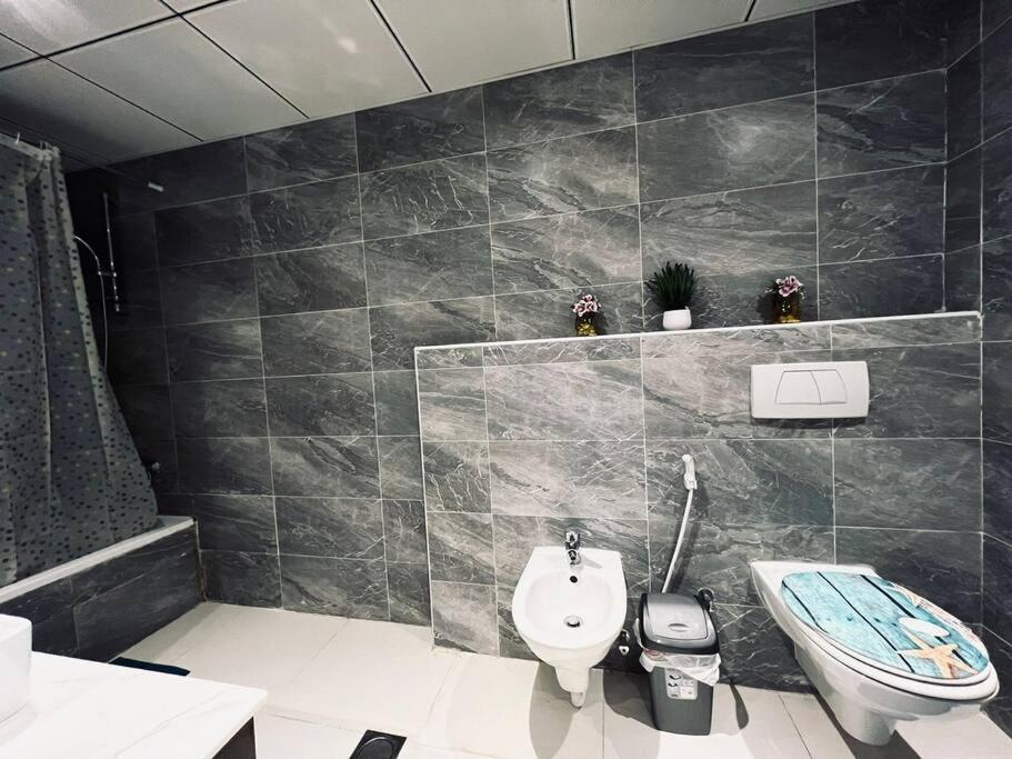 High Floor with city skyline & Burj khalifa view 3 bedroom unit marina
