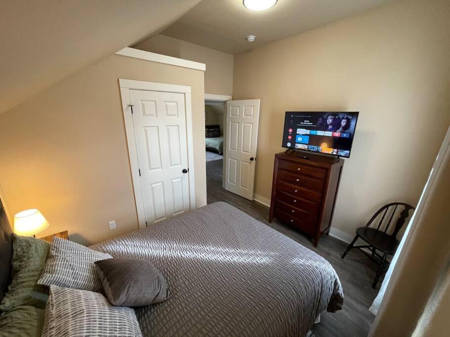 Blue Mist Victorian, 5 Bedroom 2 bath Gem