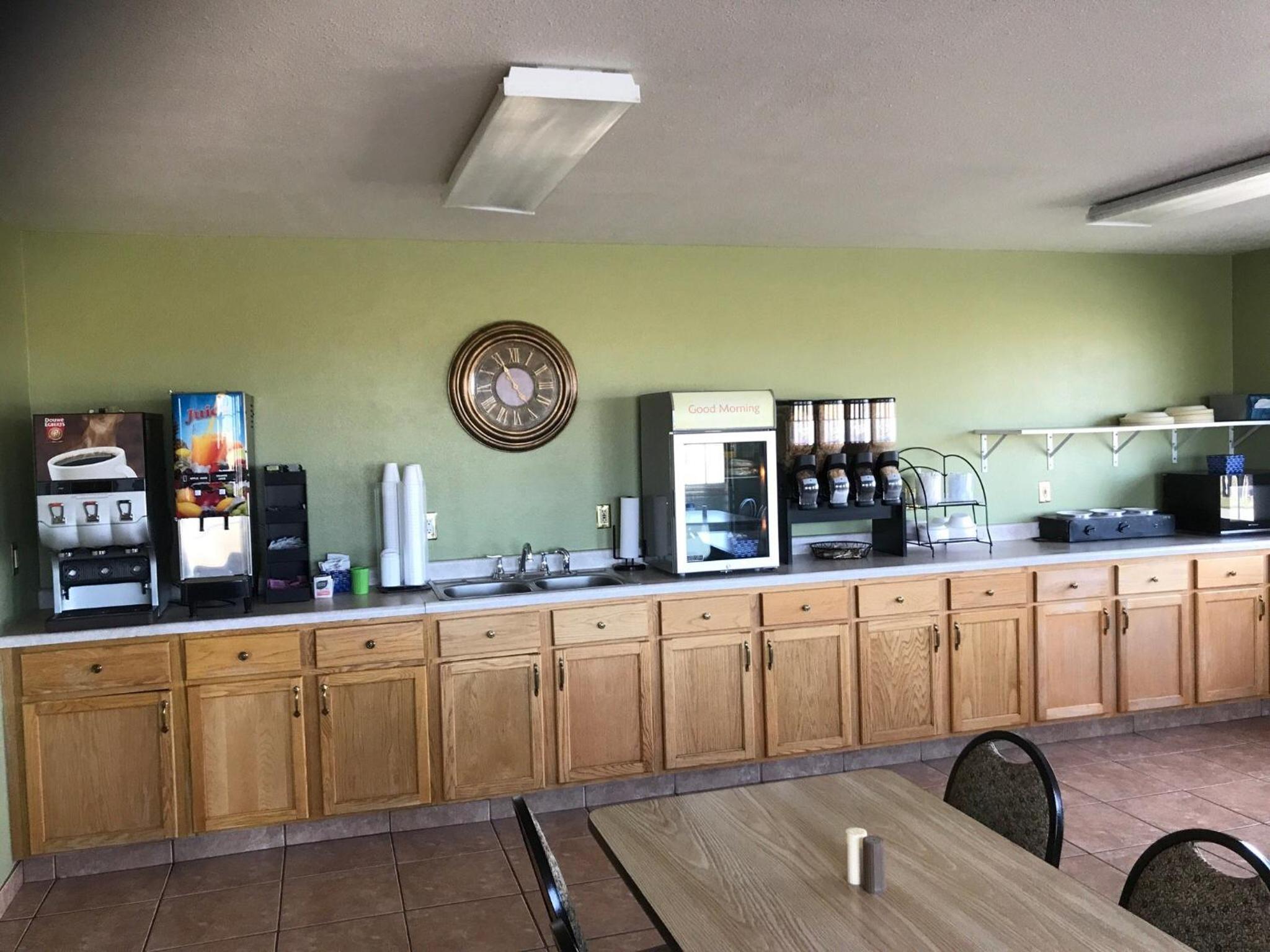 Americas Best Value Inn Kadoka view 4