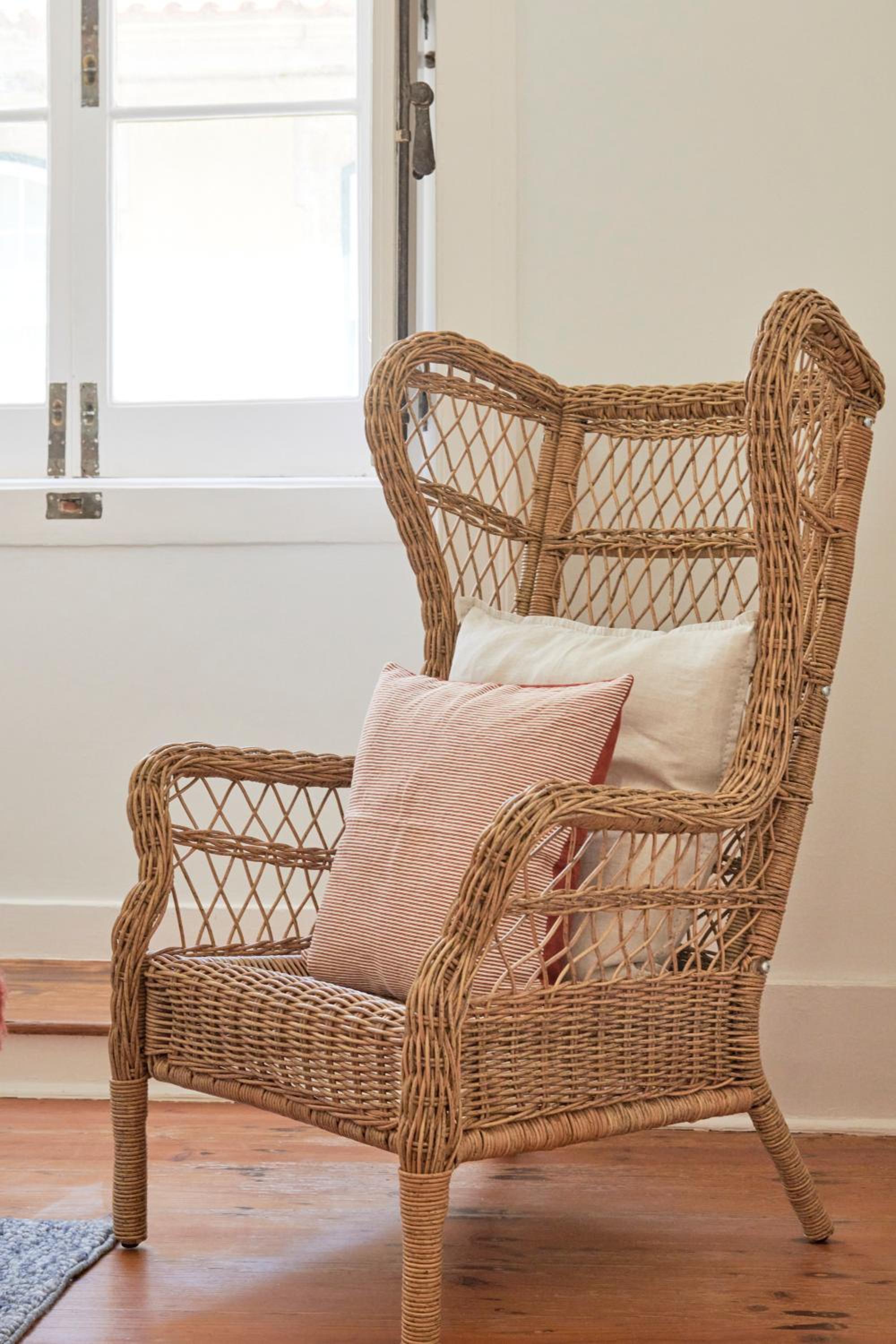 Sunny Pink Street Historical Apt, By TimeCooler
