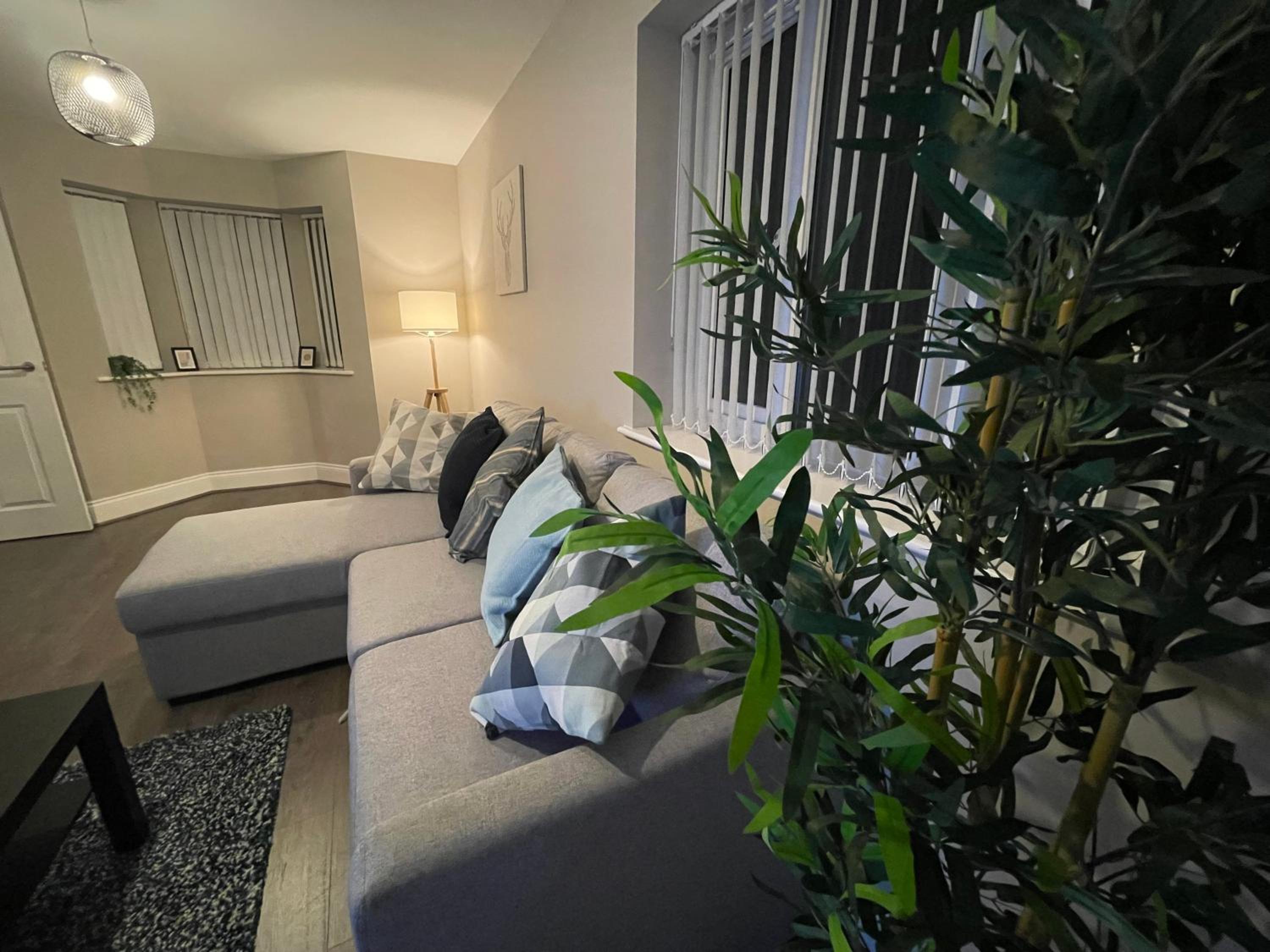 New Stylish House - Sleeps 7 - Free Parking - Contractors Welcome - Wifi view 5