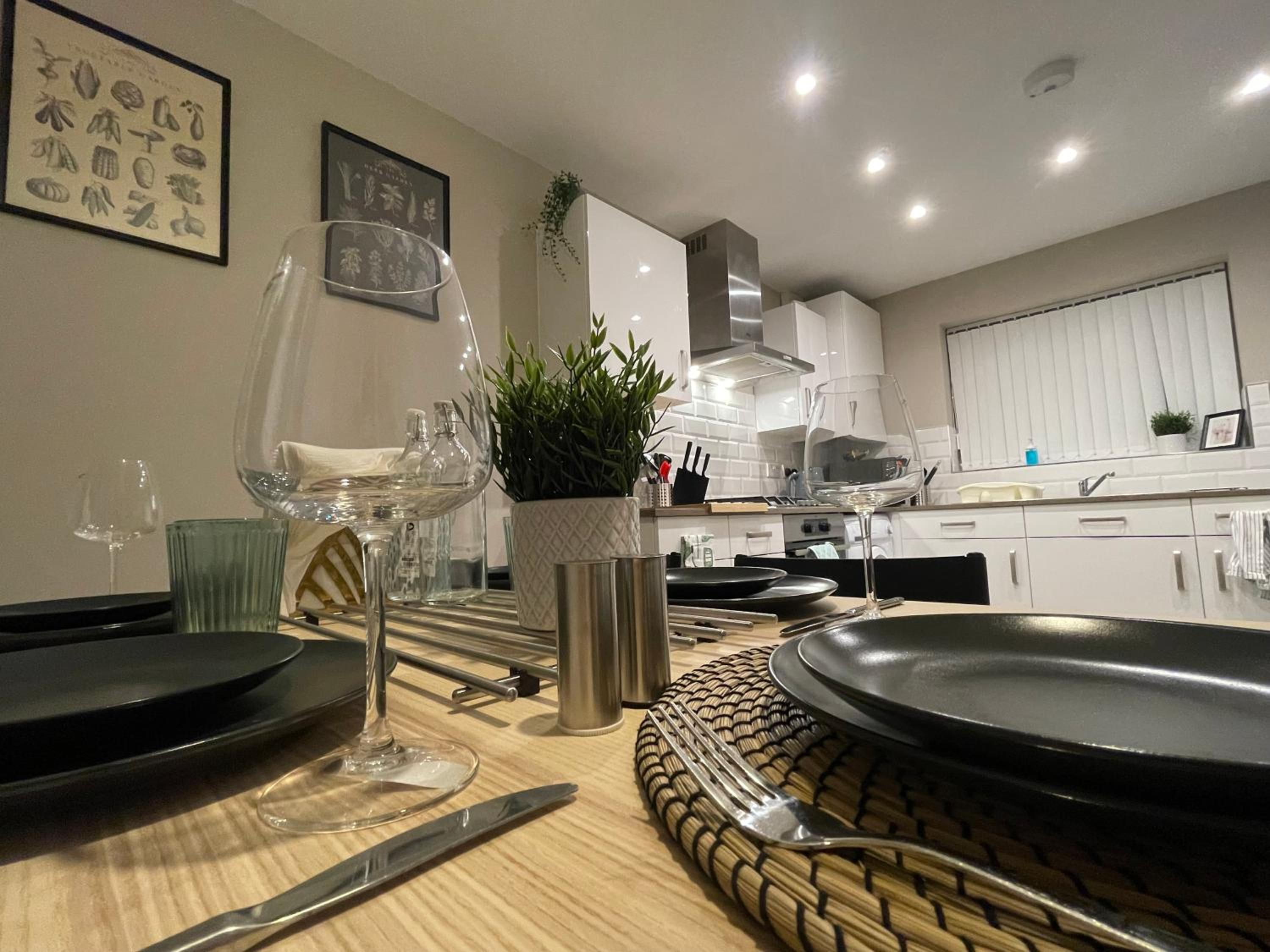 New Stylish House - Sleeps 7 - Free Parking - Contractors Welcome - Wifi view 4