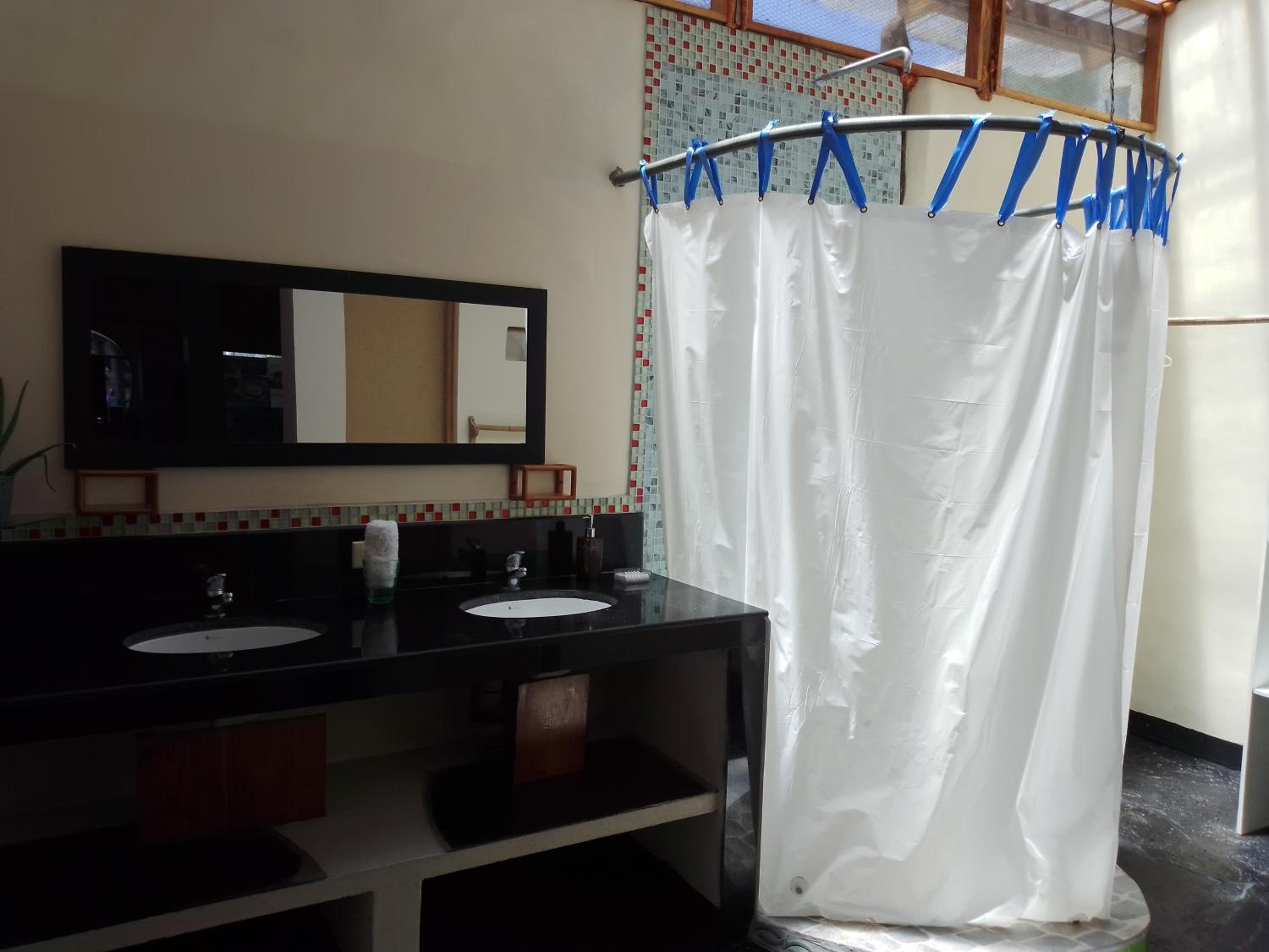 Cozy Hosting Galapagos view 5