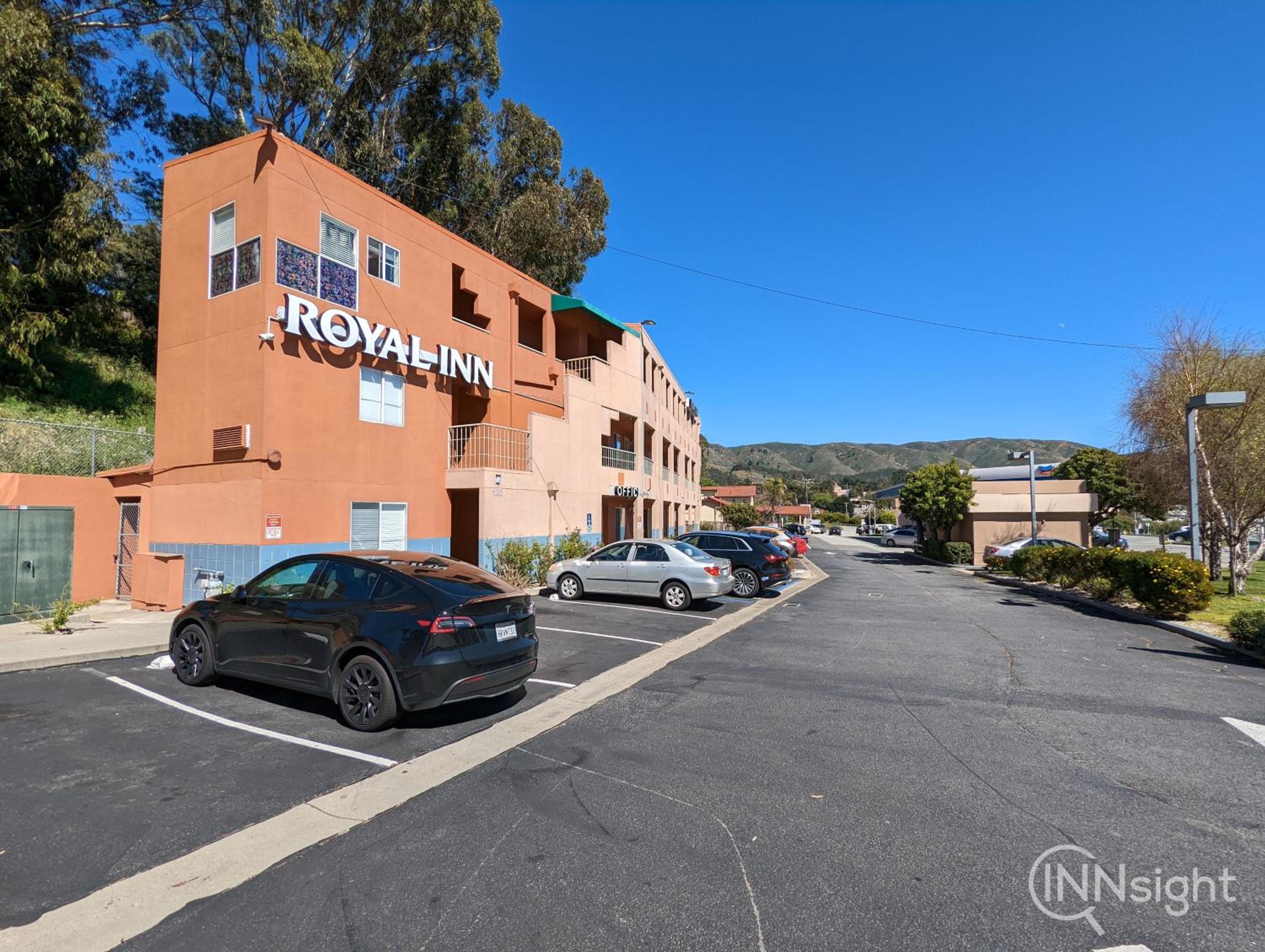 Newark Vacations - Royal Inn - Property Image 1