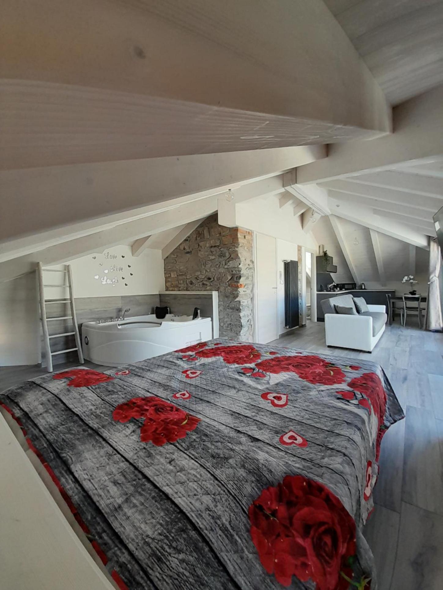 White suite - Jacuzzi, Swimming pool & Lake view view 2