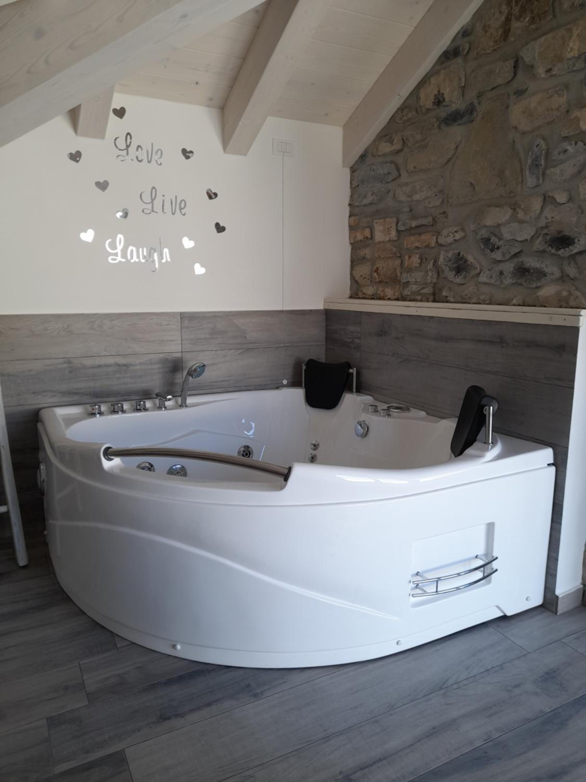 White suite - Jacuzzi, Swimming pool & Lake view view 3