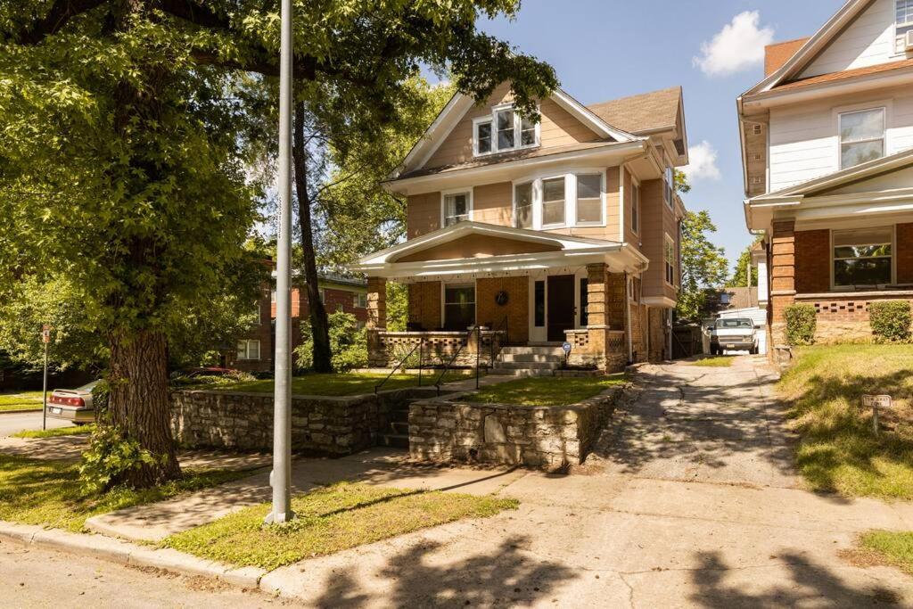 Historic Family Getaway, 5 Star Location, Royal Beds view 4