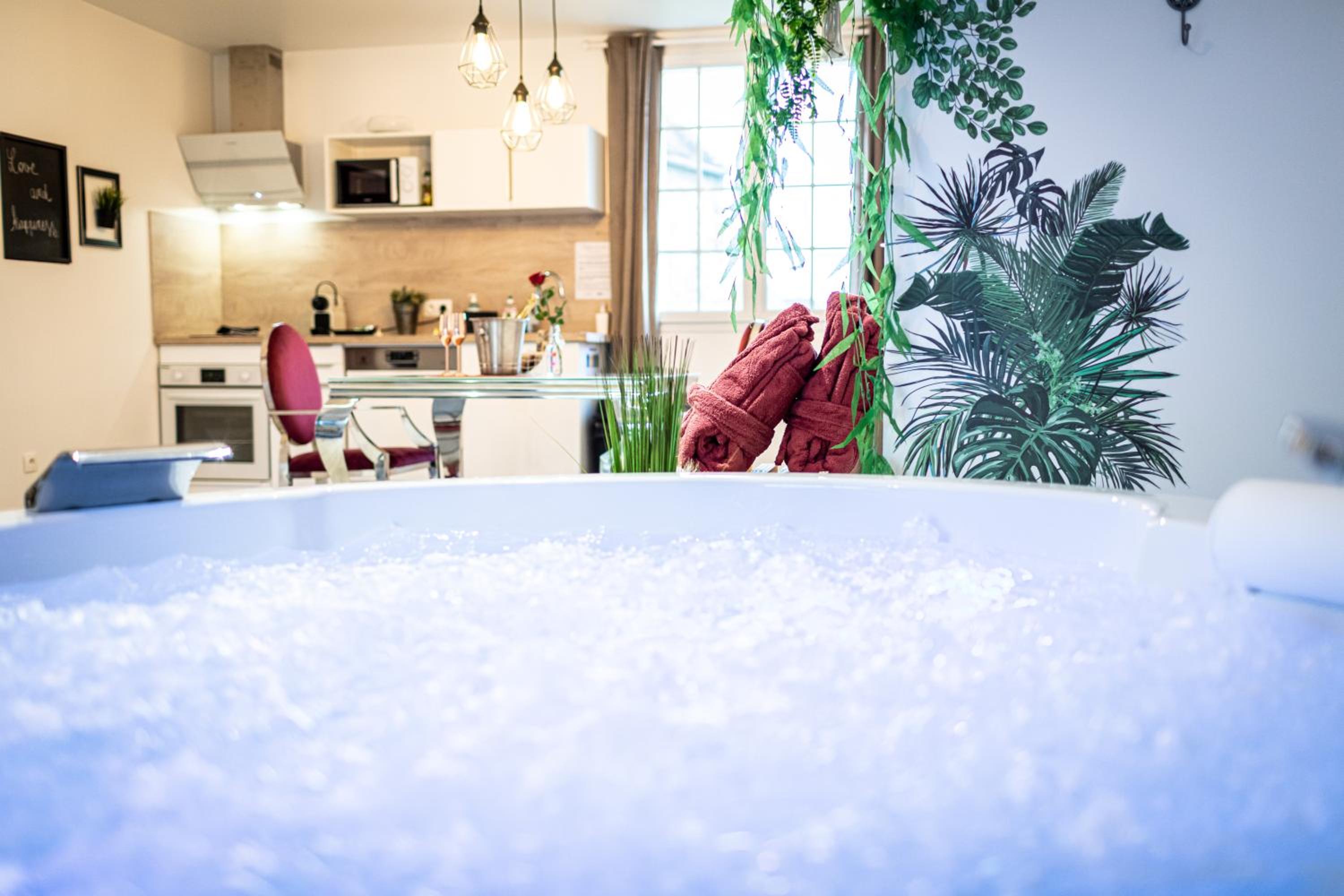 Suite L'echappee - Maison romantique - SPA & Sauna Privatif- Pole Dance - Lit rond avec miroir au plafond view 4