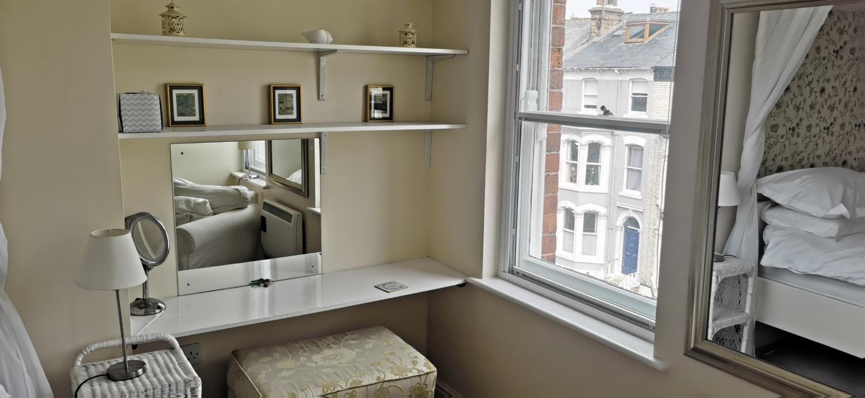 Flat 12 Sebastian Court - 2 beds with a four poster view 4