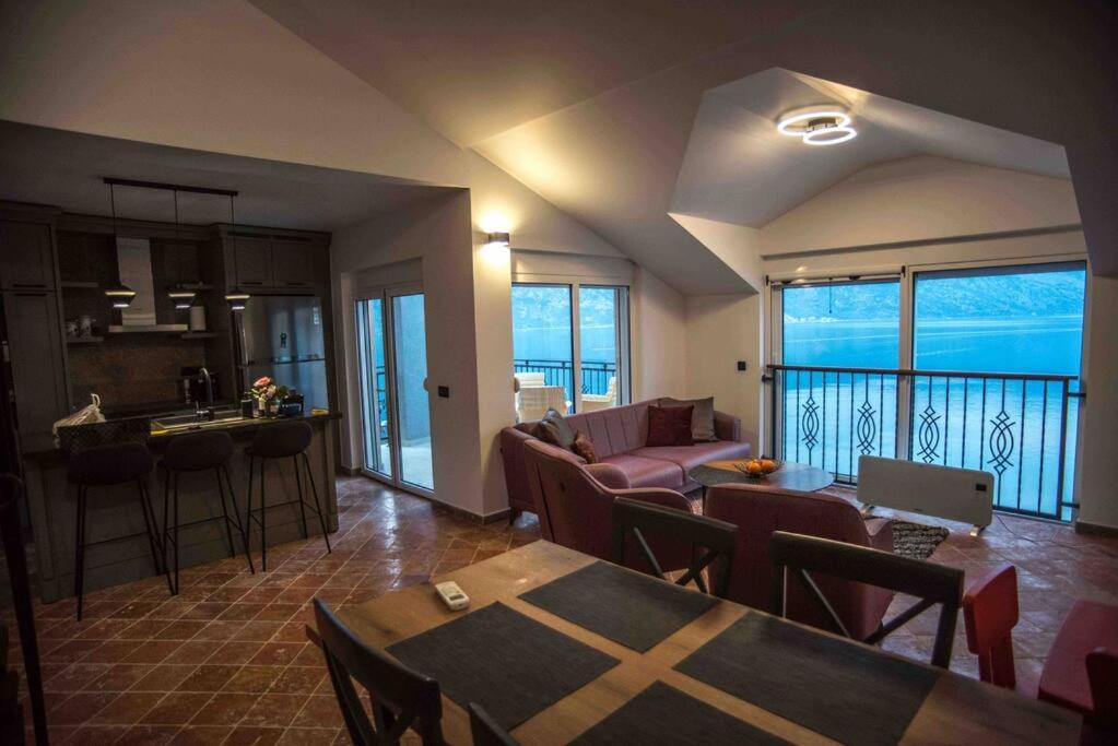 Modern Waterfront 3-Bed Apartment