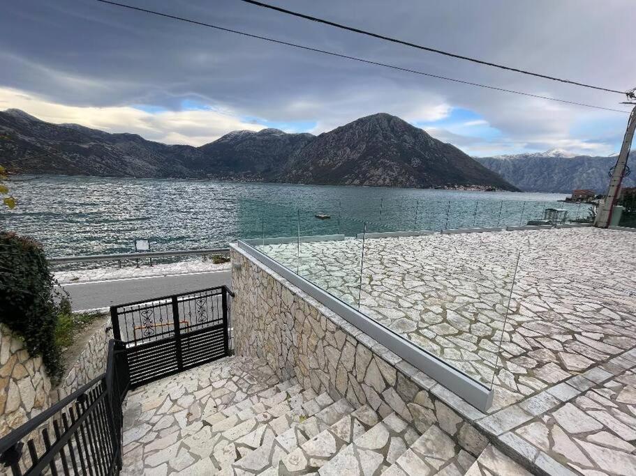 Modern Waterfront 3-Bed Apartment