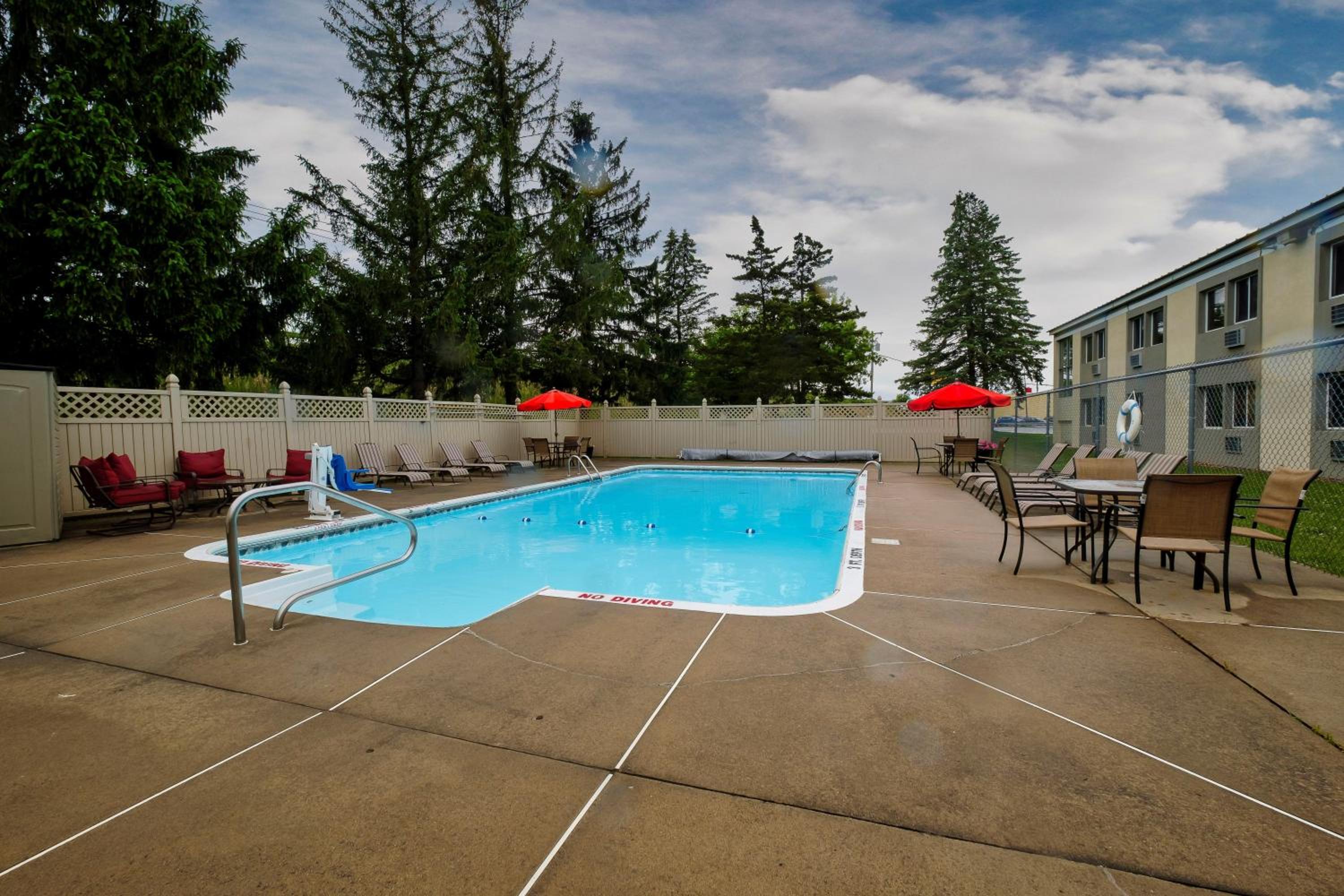 Red Roof Inn and Suites Herkimer - Property Image 2